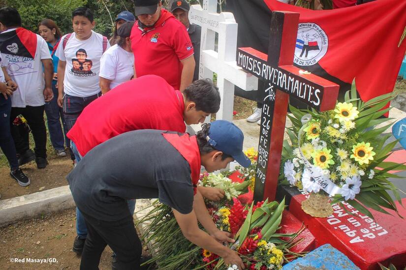 Entrega-de-flores-en-homenaje-al-comandante-Camilo-Ortega-22