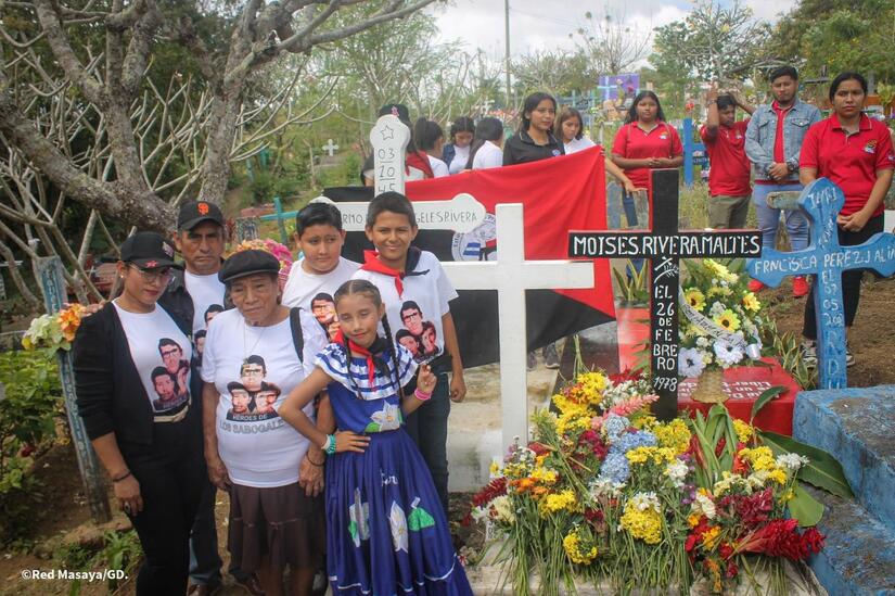Entrega-de-flores-en-homenaje-al-comandante-Camilo-Ortega-23