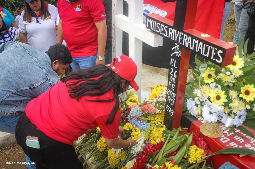 Entrega-de-flores-en-homenaje-al-comandante-Camilo-Ortega-25