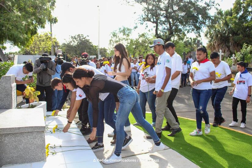 Entrega-de-flores-en-homenaje-al-comandante-Camilo-Ortega-27