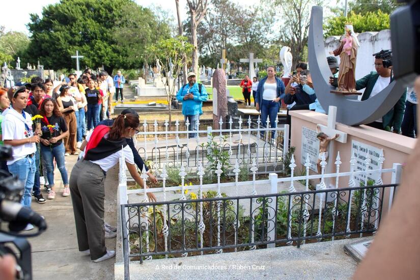 Entrega-de-flores-en-homenaje-al-comandante-Camilo-Ortega-4