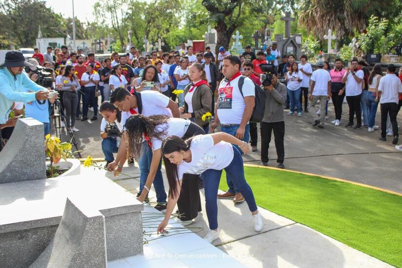Entrega-de-flores-en-homenaje-al-comandante-Camilo-Ortega-6