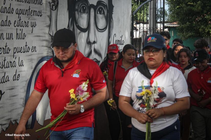 Entrega-de-flores-en-homenaje-al-comandante-Camilo-Ortega-7