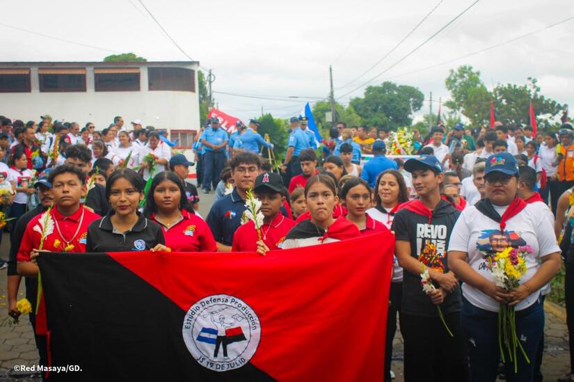 Entrega-de-flores-en-homenaje-al-comandante-Camilo-Ortega-9