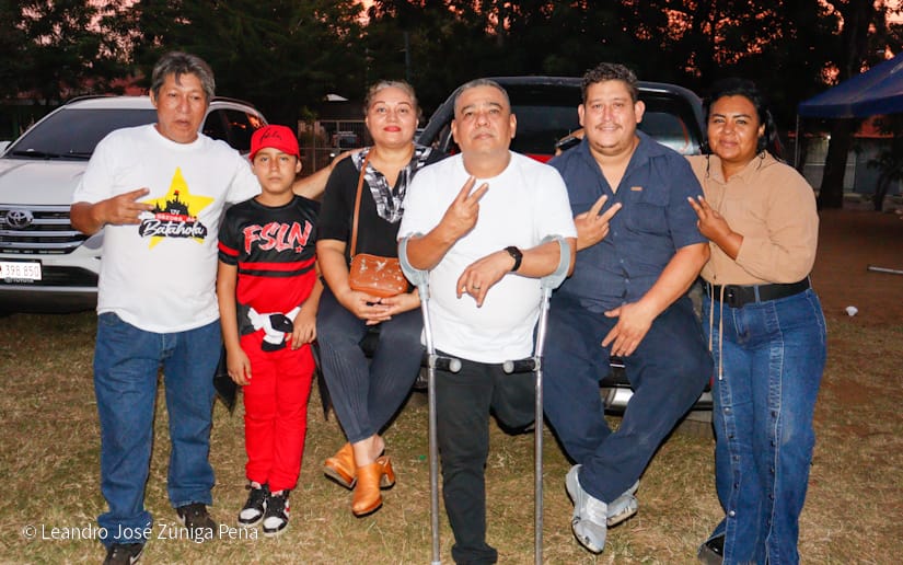 Pueblo-celebrando-la-revolucion-1