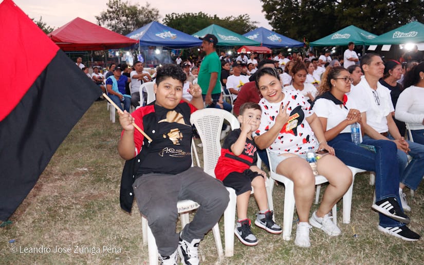 Pueblo-celebrando-la-revolucion-13