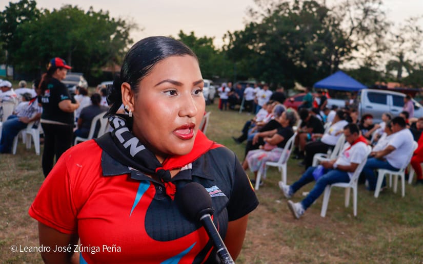 Pueblo-celebrando-la-revolucion-15