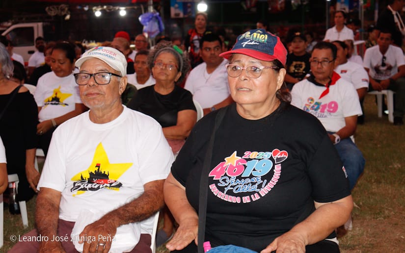 Pueblo-celebrando-la-revolucion-2