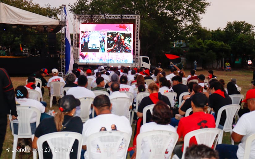 Pueblo-celebrando-la-revolucion-21