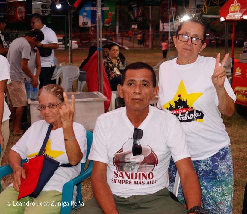 Pueblo-celebrando-la-revolucion-3