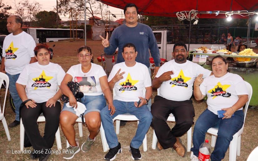 Pueblo-celebrando-la-revolucion-4