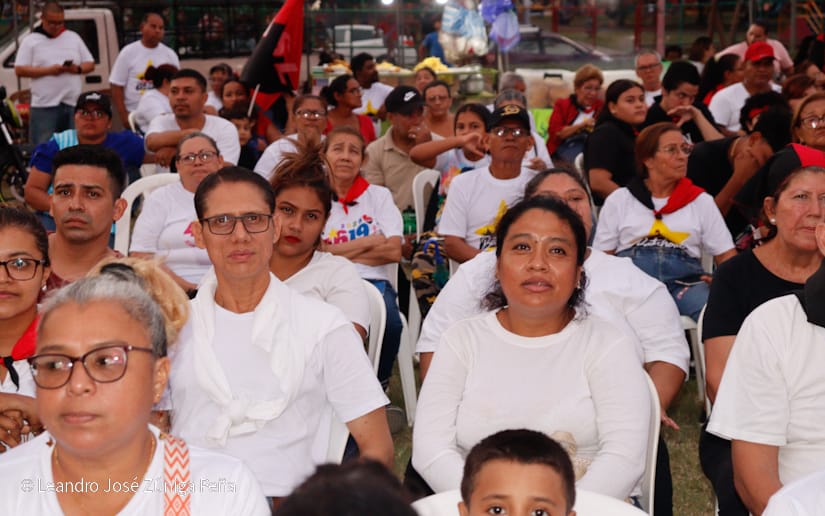 Pueblo-celebrando-la-revolucion-5