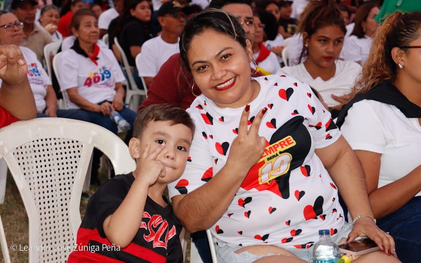 Pueblo-celebrando-la-revolucion-6