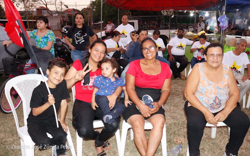 Pueblo-celebrando-la-revolucion-8