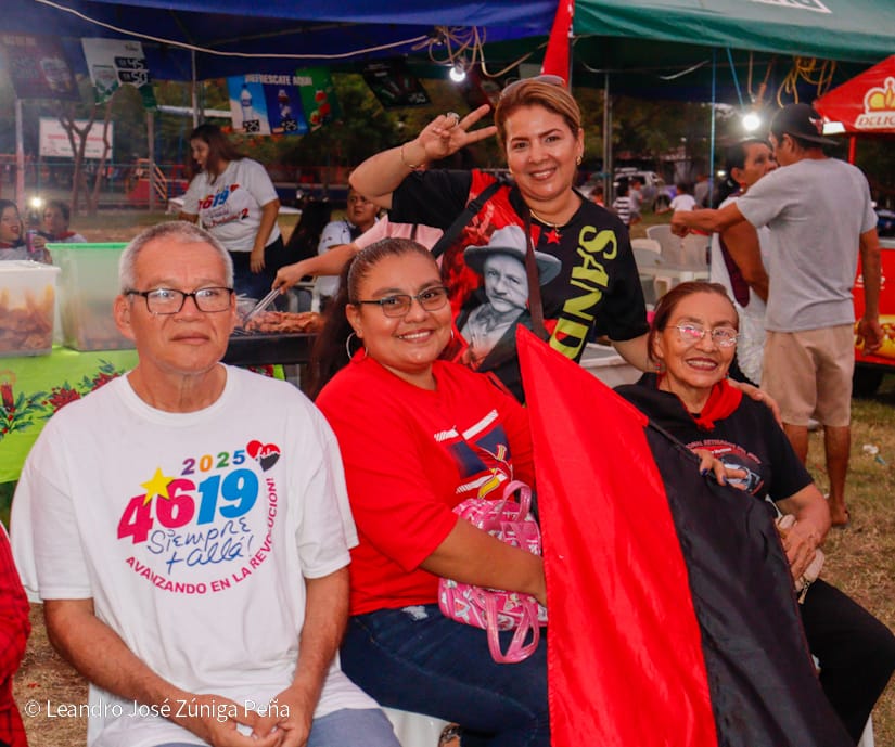 Pueblo-celebrando-la-revolucion-9