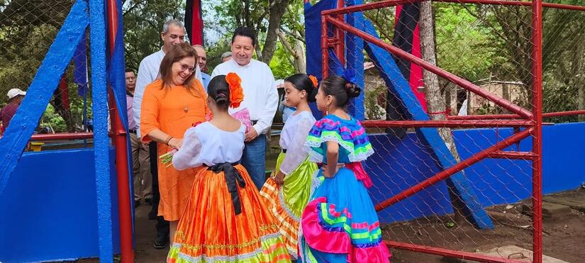 Visita-de-embajadora-de-Cuba-a-escuela-de-Carazo-1