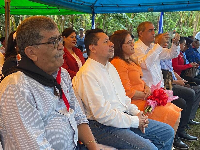 Visita-de-embajadora-de-Cuba-a-escuela-de-Carazo-10