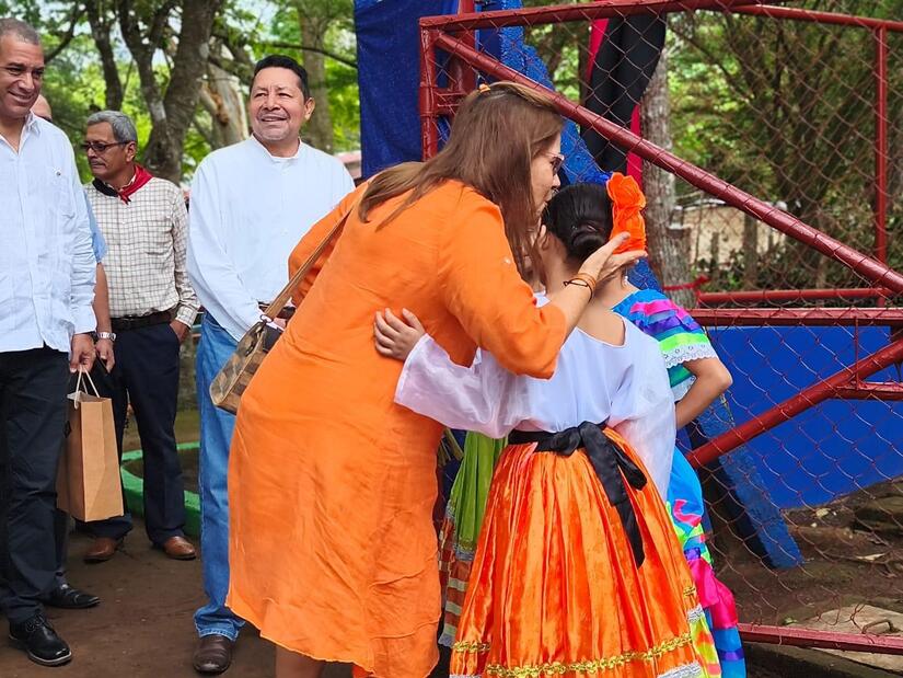 Visita-de-embajadora-de-Cuba-a-escuela-de-Carazo-2