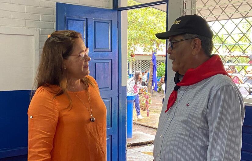 Visita-de-embajadora-de-Cuba-a-escuela-de-Carazo-3