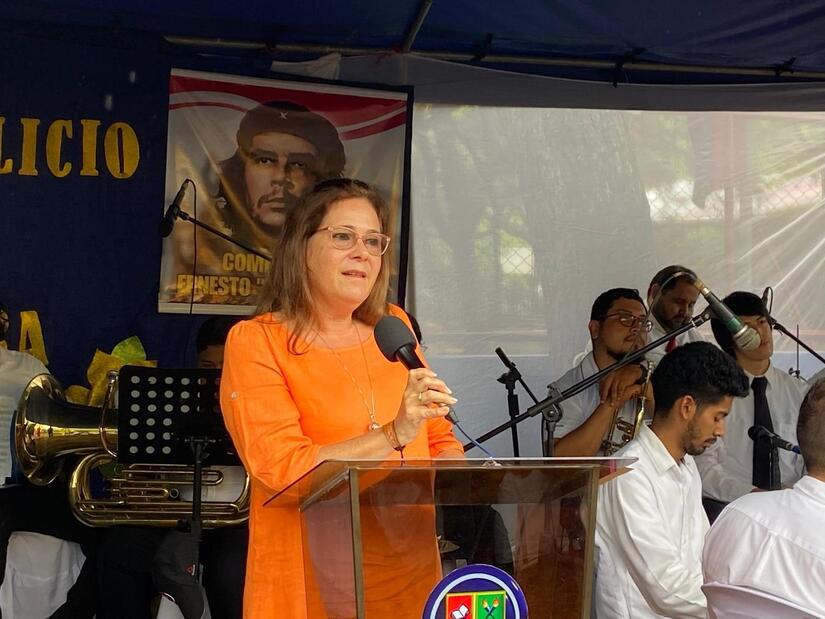 Visita-de-embajadora-de-Cuba-a-escuela-de-Carazo-4