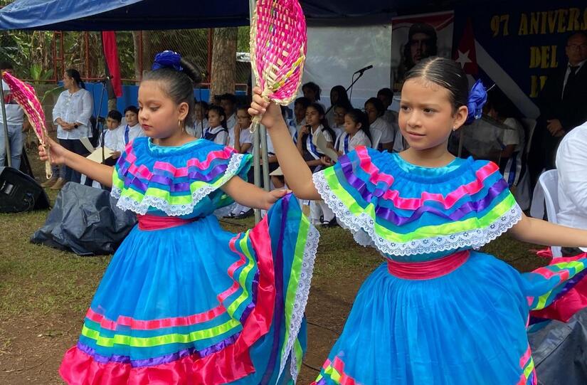 Visita-de-embajadora-de-Cuba-a-escuela-de-Carazo-5