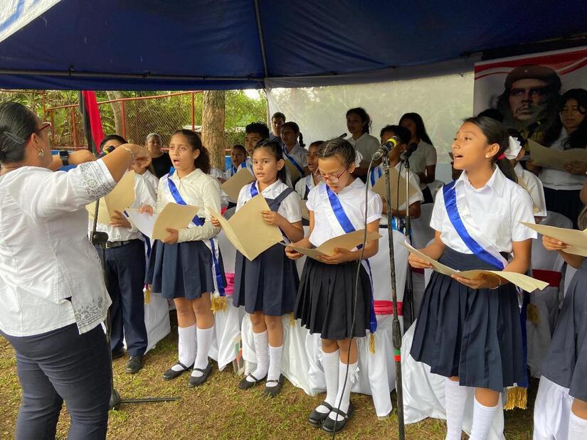 Visita-de-embajadora-de-Cuba-a-escuela-de-Carazo-6