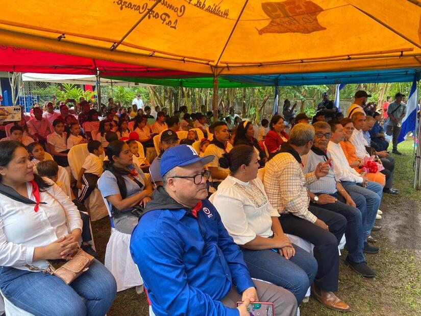 Visita-de-embajadora-de-Cuba-a-escuela-de-Carazo-8