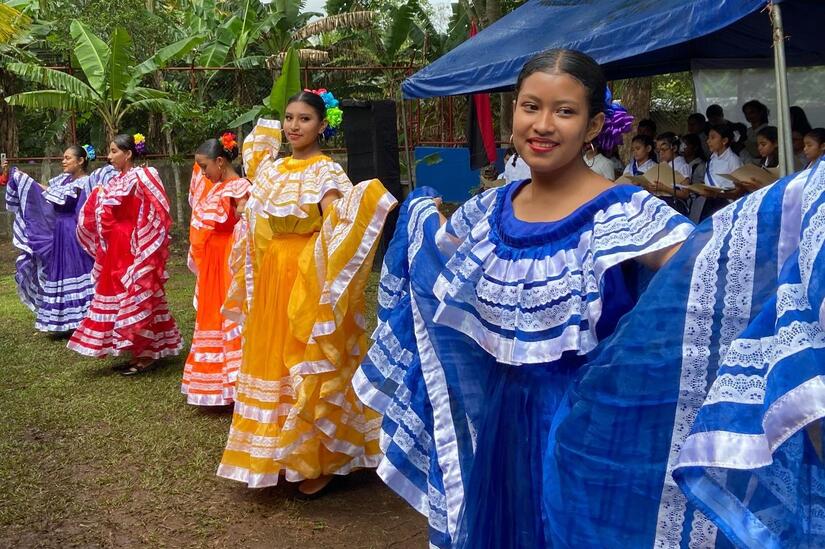 Visita-de-embajadora-de-Cuba-a-escuela-de-Carazo-9