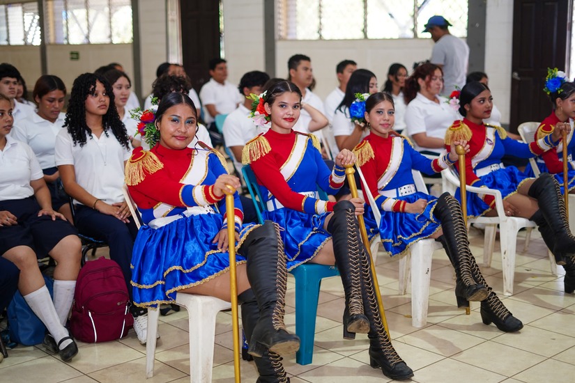 Estudiantes-ronden-homenaje-al-comandante-Hugo-Chavez-11