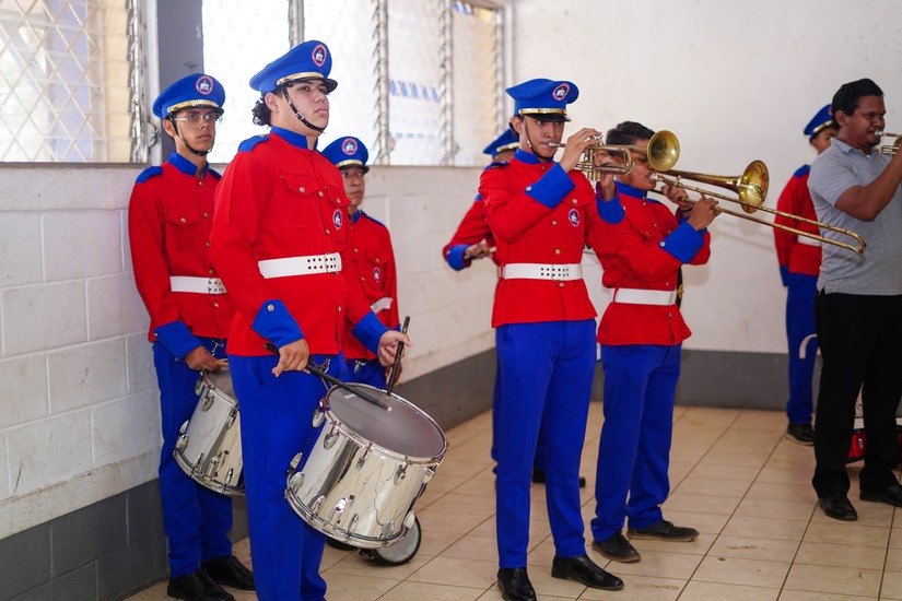 Estudiantes-ronden-homenaje-al-comandante-Hugo-Chavez-13