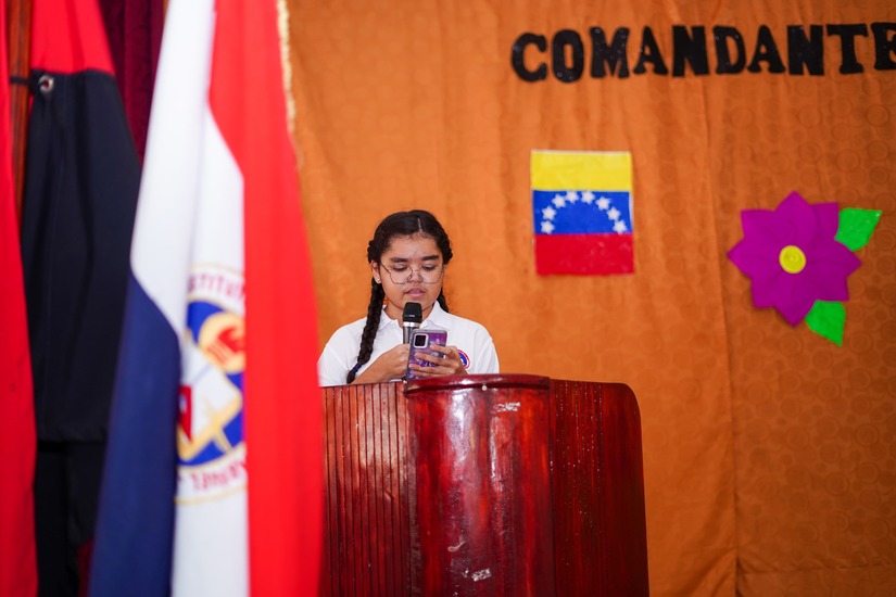 Estudiantes-ronden-homenaje-al-comandante-Hugo-Chavez-8