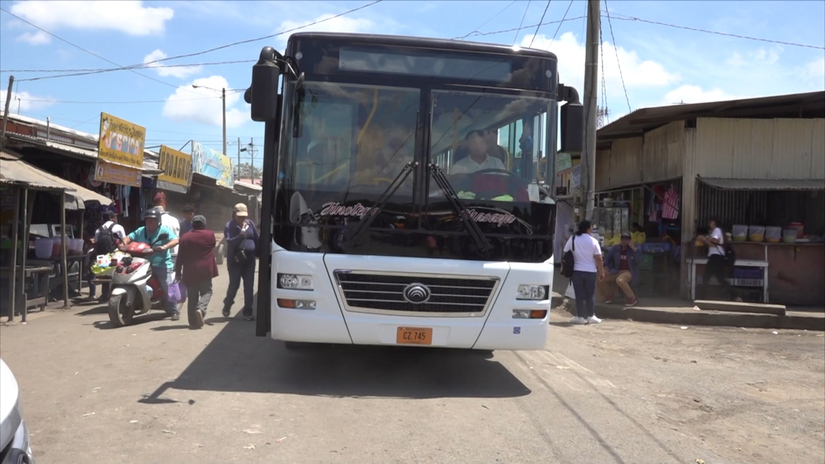 DP-CARAZO-FAMILIAS-DE-CARAZO-EXPRESAN-SU-SATISFACCION-CON-AUTOBUSES-YUTONG-REVISADA-JCH-mov-00_13_20_15-Imagen-fija001