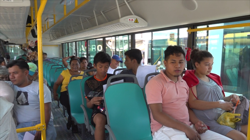 DP-CARAZO-FAMILIAS-DE-CARAZO-EXPRESAN-SU-SATISFACCION-CON-AUTOBUSES-YUTONG-REVISADA-JCH-mov-00_13_49_10-Imagen-fija003