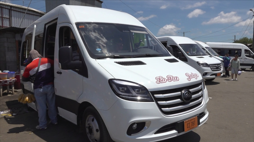 DP-CARAZO-FAMILIAS-DE-CARAZO-EXPRESAN-SU-SATISFACCION-CON-AUTOBUSES-YUTONG-REVISADA-JCH-mov-00_14_12_07-Imagen-fija004