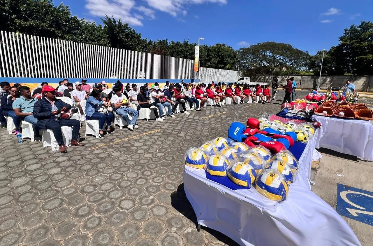 Entrega-de-material-deportivo-2_2_11zon