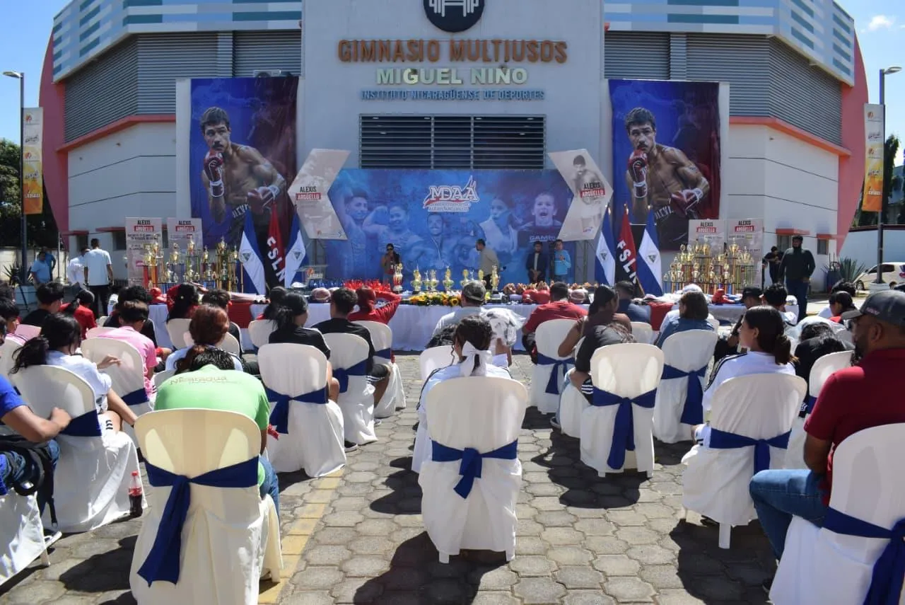 Entrega-de-material-deportivo-3_3_11zon