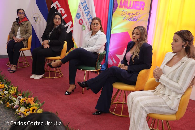 Panel-Mujeres-31