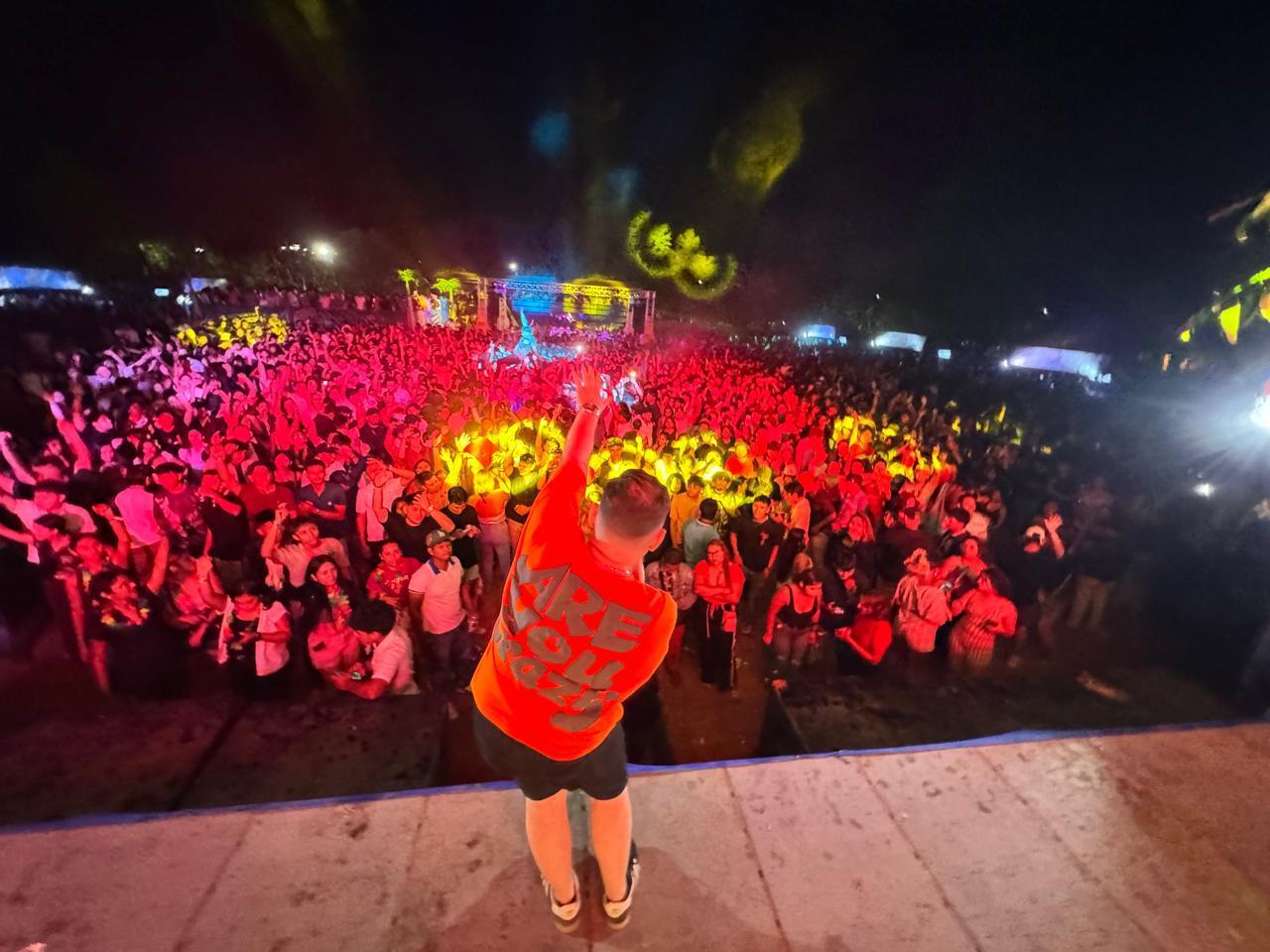 Universitarios--(11)