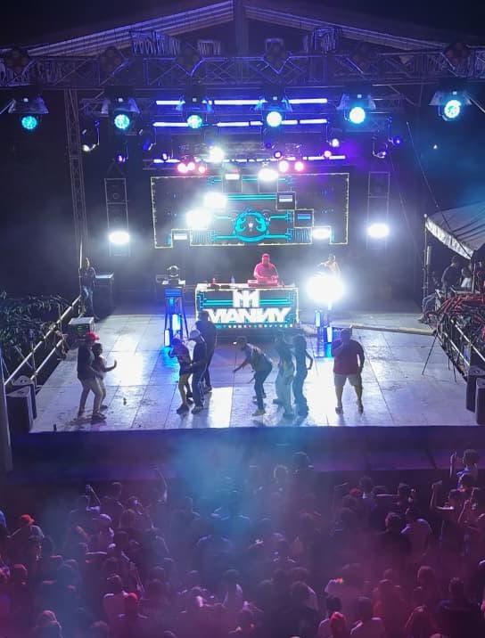 Universitarios--(13)