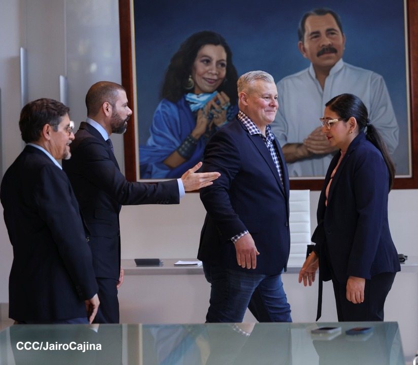 Con-empresa-minera-canadiense-5